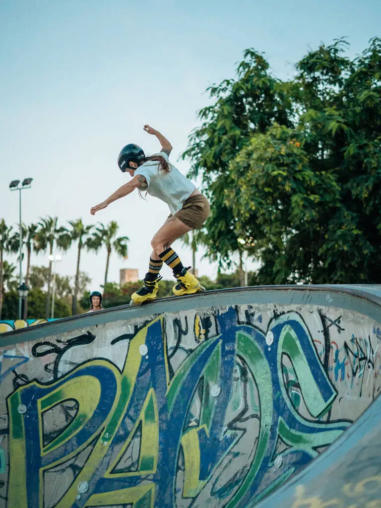 Skater in a M&aacute;laga bowl under palm trees