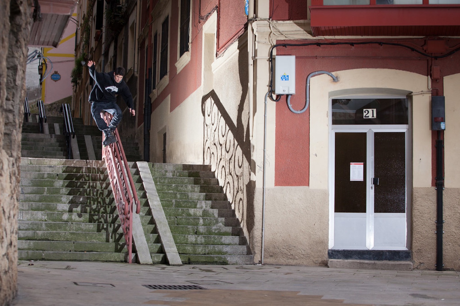 Patinador haciendo un grind en la calle